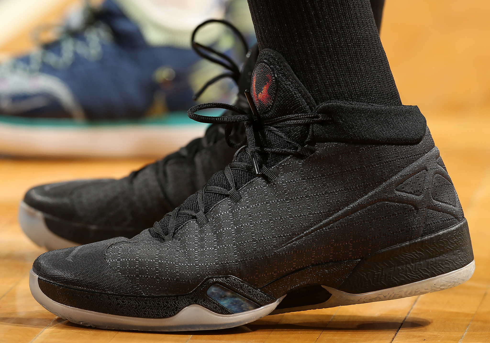 球员：我就轻轻一抬腿（球员解释：我不过是抬了下腿而已）