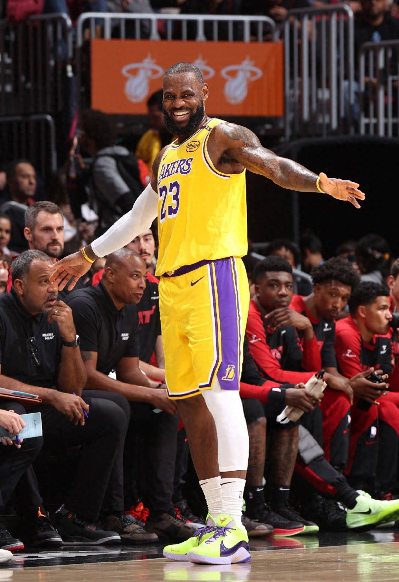 卡什：莱万就该当波兰队长，普罗别日撤他袖标真的很奇怪（卡什：莱万理应担任波兰队长，普罗别日撤袖标令人费解）