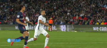 北雪平球迷向场内投掷烟花，瑞典超甲升级附加赛被迫中断